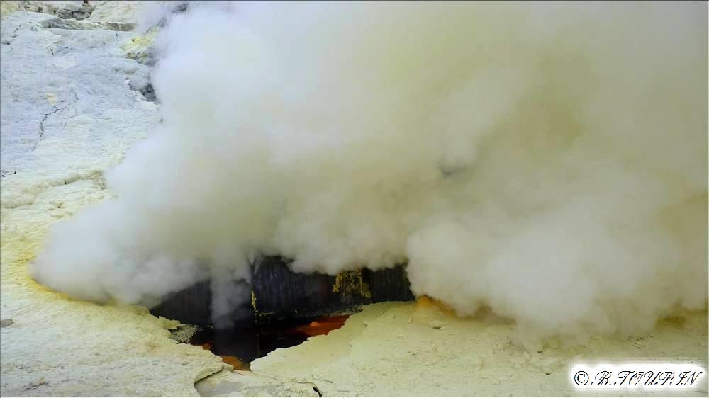 indonesie java kawah ijen vapeurs et soufre liquide dans le fond du cratre